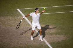 费德勒在中国队比赛中锐不可当，出色发挥引发热议！赢得满堂喝彩(费德勒网球拍穿线磅数)