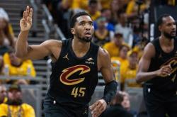 米切尔关键时刻爆发，领导球队逆转战胜
