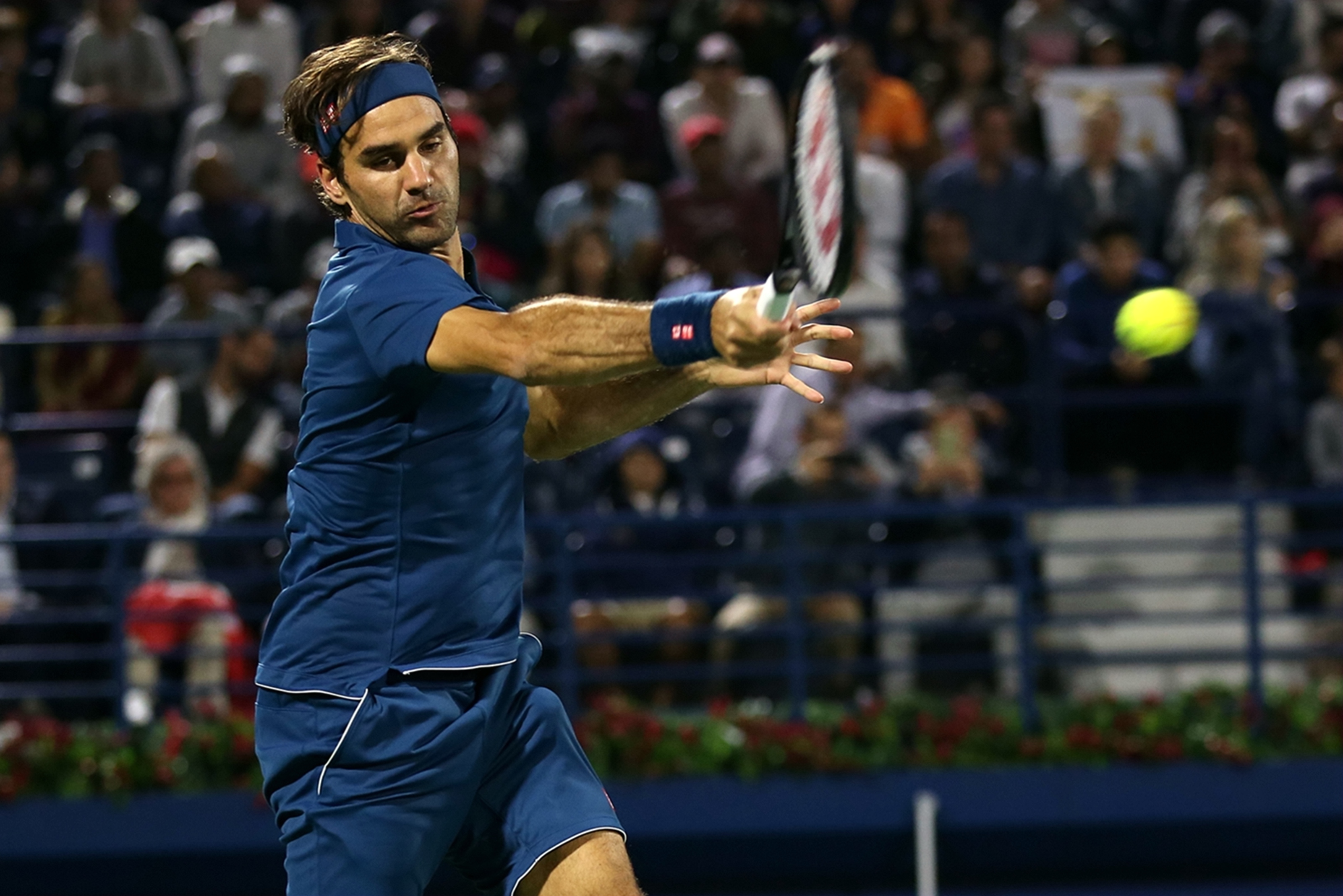 费德勒在中国队比赛中锐不可当，出色发挥引发热议！赢得满堂喝彩(费德勒网球拍穿线磅数)